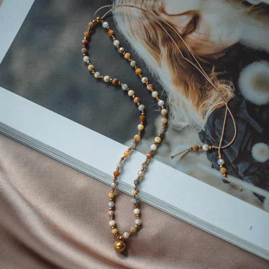 Naszyjnik z agatu z zawieszką kuli na nici jedwabnej